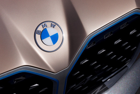 BMW estrena logo, ahora es transparente y bidimensional