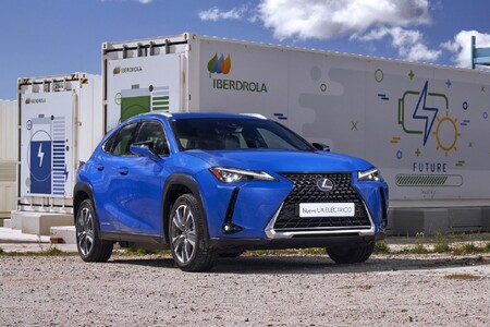 El Lexus UX 300e vendrá con un cargador gratis gracias a un acuerdo con Iberdrola, que dará recargas sin coste medio año
