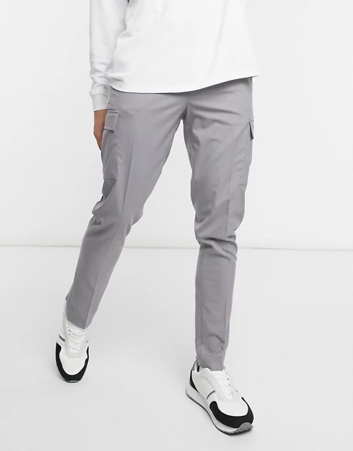 Pantalón gris con bolsillos