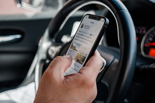 De tres a seis puntos: por qué la DGT refuerza su ofensiva contra los conductores que usan el teléfono móvil al volante