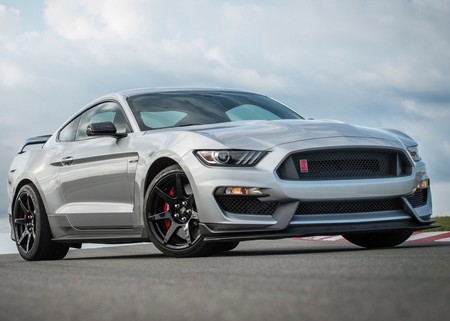 El Ford Mustang Shelby GT350R se actualiza con partes del GT500