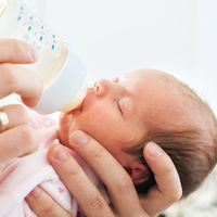Cómo preparar el biberón con leche de fórmula de manera segura