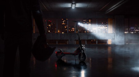 Zt3 Max E Man Riding Towards Ekickscooter X Lights On And City Background
