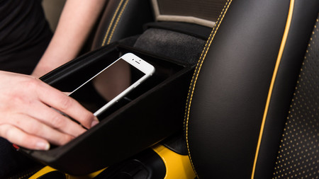 Un reposabrazos "jaula de Faraday" para evitar distracciones con el móvil, la última idea de Nissan