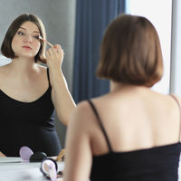 Maquillada en el parto: ¿puede ser perjudicial?