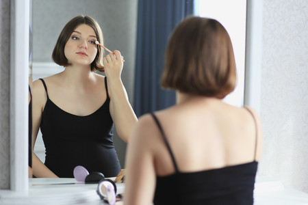 Maquillada en el parto: ¿puede ser perjudicial?