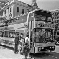 Articulado, con dos pisos y hasta bar. No solo fue el autobús más grande del mundo; el Jumbocruiser también era una atracción sobre ruedas para 100 pasajeros