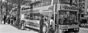 Articulado, con dos pisos y hasta bar. No solo fue el autobús más grande del mundo; el Jumbocruiser también era una atracción sobre ruedas para 100 pasajeros