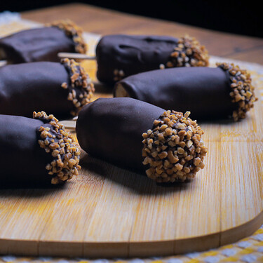Polos de plátano y chocolate en cinco minutos: una receta ideal para refrescarse de forma saludable