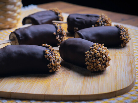 Polos de plátano y chocolate en cinco minutos: una receta ideal para refrescarse de forma saludable