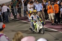 Y para empezar en Qatar... ¡cuatro noches de motos!
