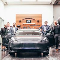 Es el alcalde el que quiere un coche eléctrico y es el concesionario Infiniti quien accede a sus deseos vendiéndole... ¡un Tesla!