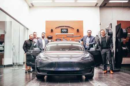 Es el alcalde el que quiere un coche eléctrico y es el concesionario Infiniti quien accede a sus deseos vendiéndole... ¡un Tesla!