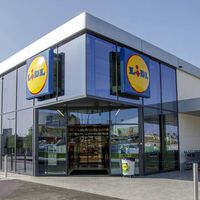 Lidl tiene rebajada esta lámpara de escritorio que no solo da luz: ofrece carga inalámbrica y cuesta 15,99 euros 