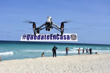 Por COVID-19 Quintana Roo tiene un nuevo uso para su nueva flotilla de drones, cargar rótulos de '#Quédateencasa'