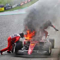 El Ferrari de Carlos Sainz acabó en llamas: la falta de fiabilidad impide que la felicidad roja sea plena en la F1