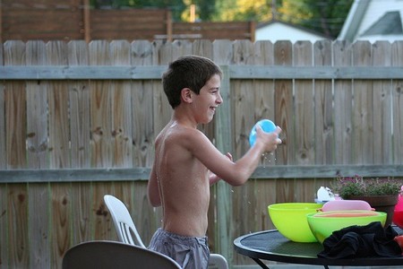 Juegos para peques en el verano: globos de agua