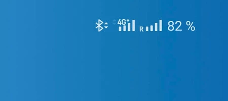 上下の矢印が付いた Bluetooth アイコンと、両方の矢印がオフになった 4G+ アイコン