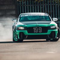 Bentley se afloja la corbata con el Continental GT más radical: 666 CV, propulsión trasera y Travis Pastrana derrapando con él en una presentación tipo Gymkhana 