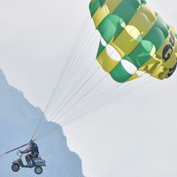 La Vespa que hizo caída libre y viajó en globo no ha acabado tan bien haciendo 'parasailing'