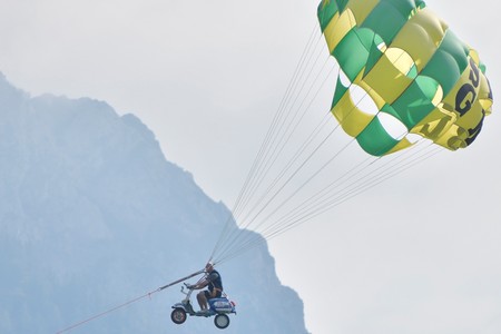 La Vespa que hizo caída libre y viajó en globo no ha acabado tan bien haciendo 'parasailing'