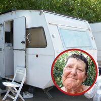 Begoña tiene 62 años, cobra 1.200 euros y vive con su hijo en una caravana porque no puede pagar un alquiler: “Al menos tenemos un techo”