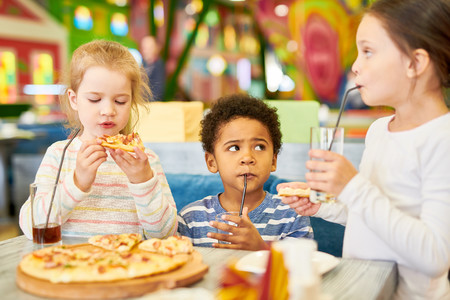 Niños en un restaurante