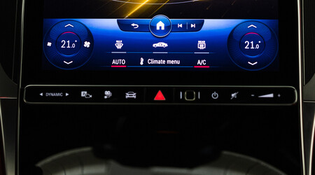 Pantalla con el control del clima en el coche