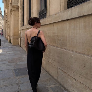 El vestido rebajado de Cortefiel que queda bien con sandalias, alpargatas y zapatillas ahora cuesta la mitad