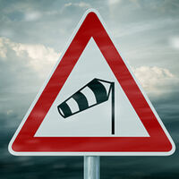 Cómo conducir con viento según la DGT: cuidado con los efectos pantalla y tijera