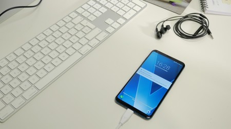 El LG V40 quiere alzar la voz sobre el Huawei P20 Pro con tres cámaras traseras, y dos frontales