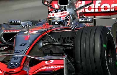 Alonso es el más rápido y Hamilton se estrella