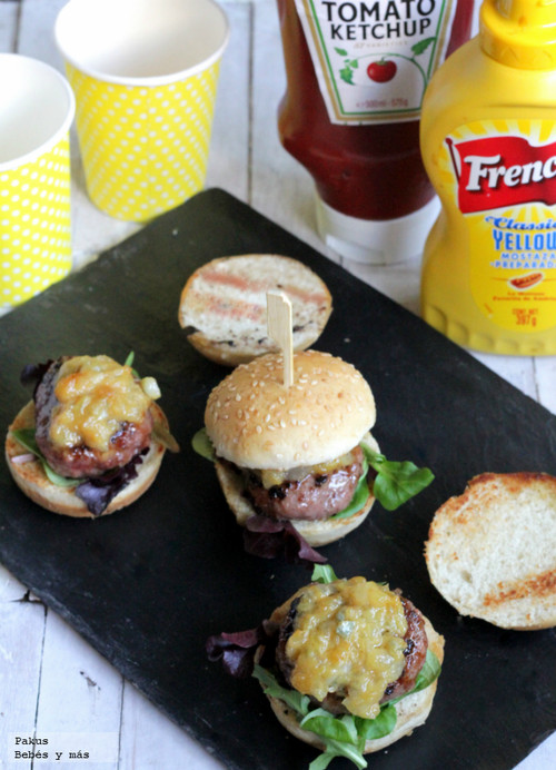 Mini hamburguesas especiales con salsa de cebolla confitada y gorgonzola. Receta para niños