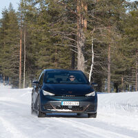 Probamos el CUPRA Born en Laponia: el coche eléctrico se desenvuelve mejor de lo esperado a -15 grados sobre el hielo más extremo 
