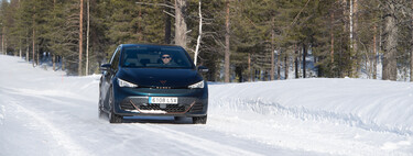 Probamos el CUPRA Born en Laponia: el coche eléctrico se desenvuelve mejor de lo esperado a -15 grados sobre el hielo más extremo