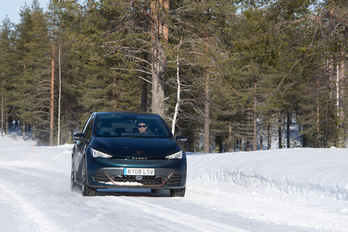 Probamos el CUPRA Born en Laponia: el coche eléctrico se desenvuelve mejor de lo esperado a -15 grados sobre el hielo más extremo