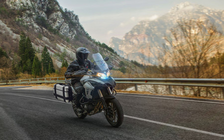 La Benelli TRK 800 llegará a España como una trail media que podría quedarse bajo la barrera de los 9.000 euros