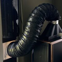 Su PC convertía la habitación en un sauna y encontró una solución extrema: sacó el aire caliente directamente por la ventana 