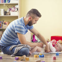 El permiso de paternidad se ampliará a ocho semanas este año y llegará a las 16 semanas en 2021