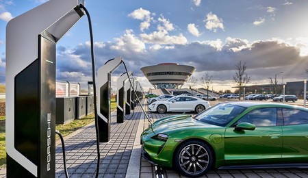 La nueva electrolinera de Porsche presume de ser la más potente de Europa: 12 enchufes de 350 kW y un total de 7 MW