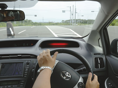 El conductor que frenaba como Pedro Picapiedra… hasta que se quedó sin frenos