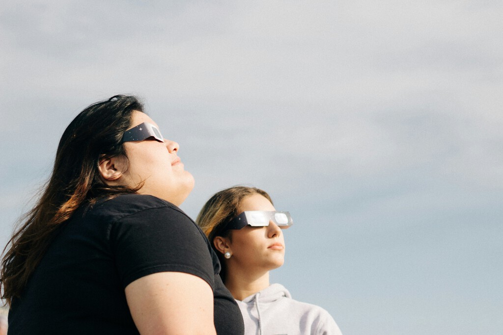 Qué le pasa a tus ojos si miras directamente un eclipse solar: pequeña guía para no terminar con una retinopatía