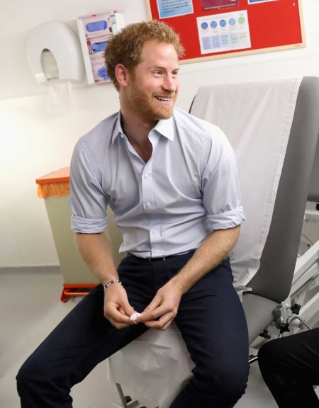 El príncipe Harry da ejemplo y se hace públicamente la prueba del VIH (y encima nos gusta su look)