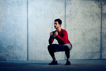 Tres variaciones de sentadillas para entrenar tus piernas en casa y sin material