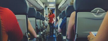 Una aerolínea convierte en norma lo que muchos pasajeros llevan años deseando: sin auriculares no podrás ver vídeos en el avión. Ahora solo falta que llegue a los trenes