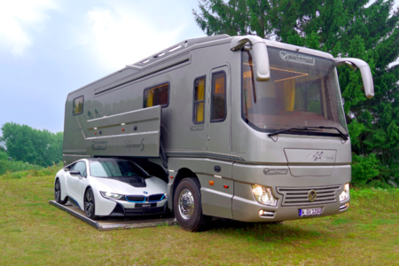 Se llama Volkner Mobil Performance S y es la caravana que por 1,5 millones de dólares te permite llevar el coche dentro