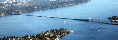 Este es el puente flotante más largo jamás construido y tardarás casi una hora en recorrerlo