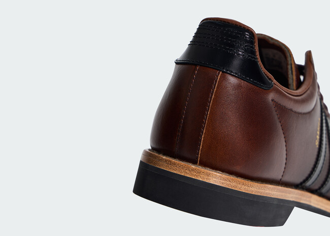 Adidas Ha Convertido Sus Zapatillas Mas Populares En El Zapato Formal Para Llevar A La Oficina Que Encaja Perfecto Con Cualquier Traje