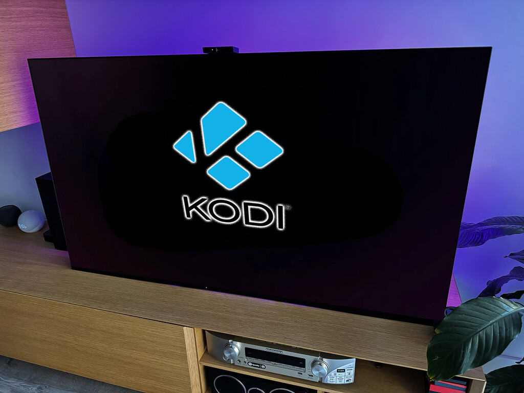 Kodi funciona en muchas Smart TV, pero yo no recomiendo usarlo siempre. Hay casos en los que da problemas