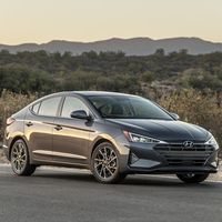 El Hyundai Elantra 2020 renuncia a la transmisión automática en favor de un cambio IVT